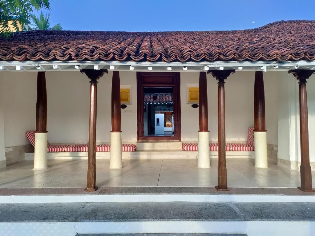 TirukkannapuramMangala Heritage by LuxUnlock Private Villas的屋顶建筑的入口