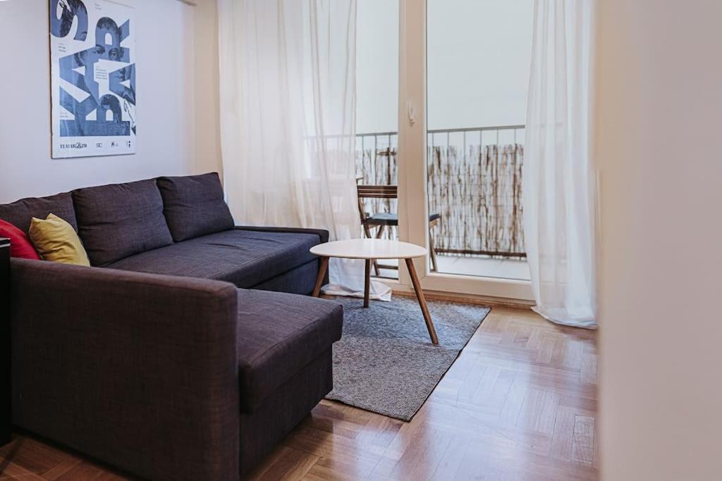 萨格勒布Z'Argette Apartment - Free Parking @ Zagrebacka C.的客厅配有沙发和桌子