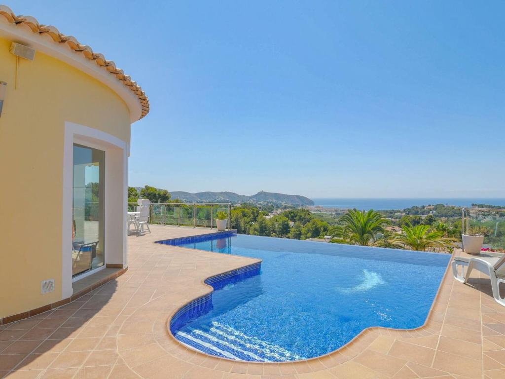 莫莱拉Unique villa in Moraira with infinity pool的景观别墅内的游泳池