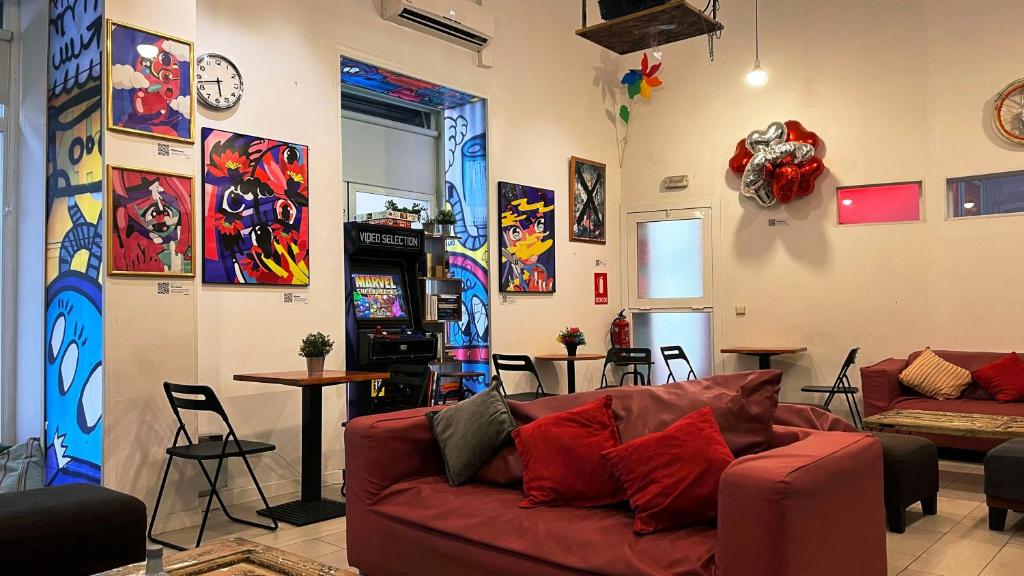 马德里马德里之路旅馆的一间客厅,客厅里设有红色沙发