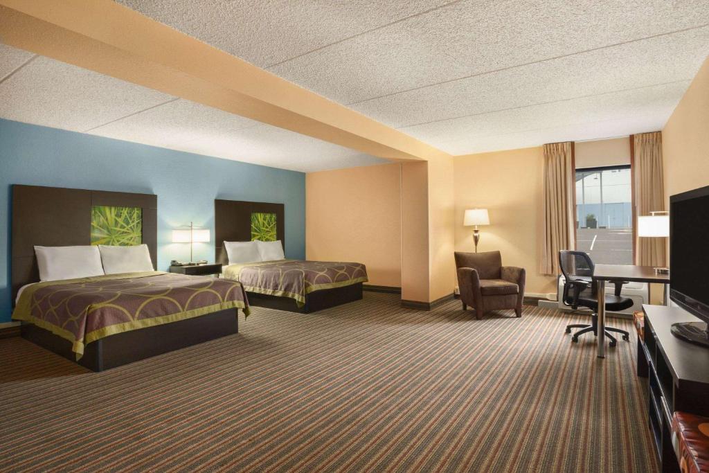 劳雷尔山速8酒店罗勒尔山的酒店客房配有两张床和一张书桌