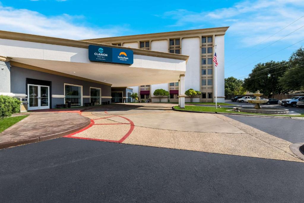 圣安吉洛Clarion Hotel San Angelo near Convention Center的前面有一个红圆的酒店大楼