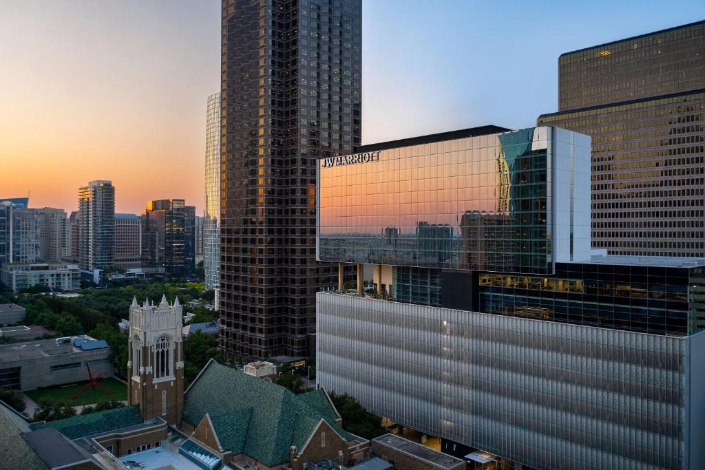 达拉斯JW Marriott Dallas Arts District的享有城市天际线和高楼的景色