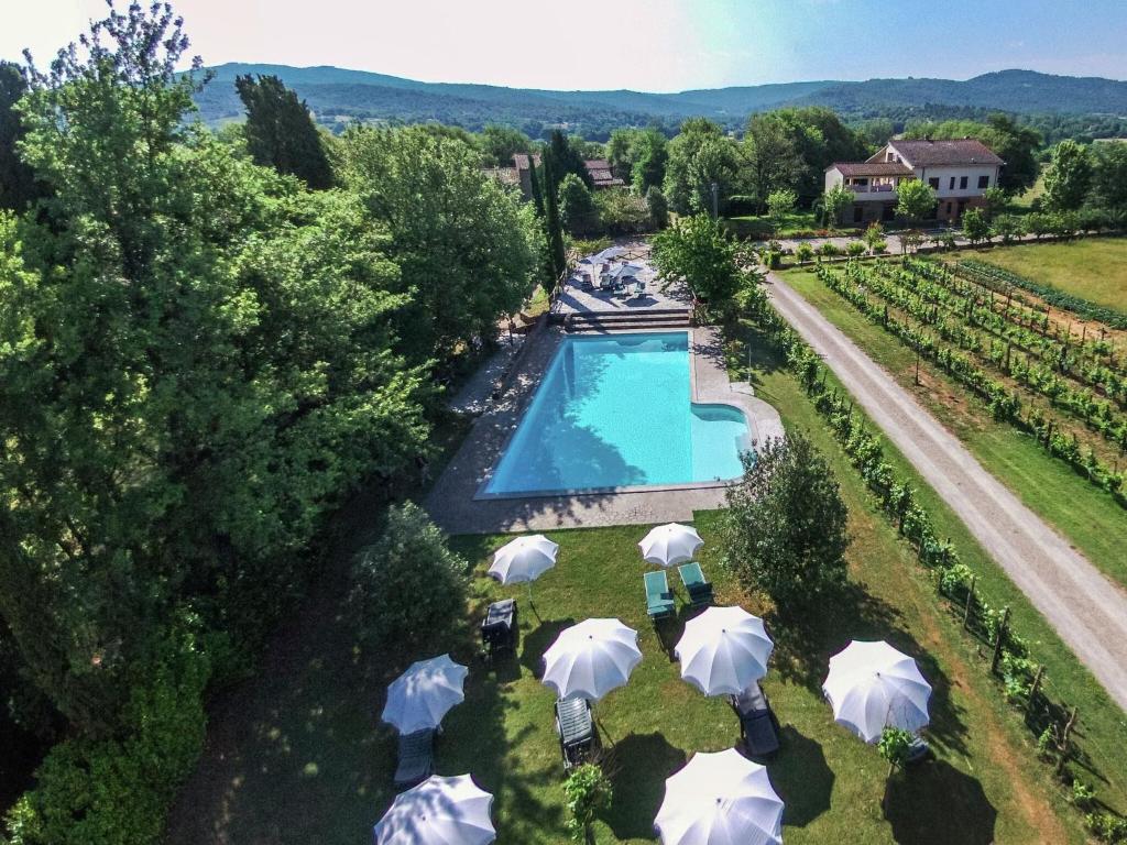 安布拉Authentic holiday home in Bucine with swimming pool的享有带遮阳伞的游泳池的顶部景致
