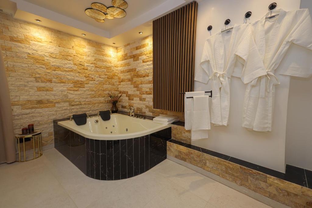 亚琛Suites Aix la Chapelle, Exclusive Apartments, Wellness and more, Aachen City的带浴缸和盥洗盆的浴室