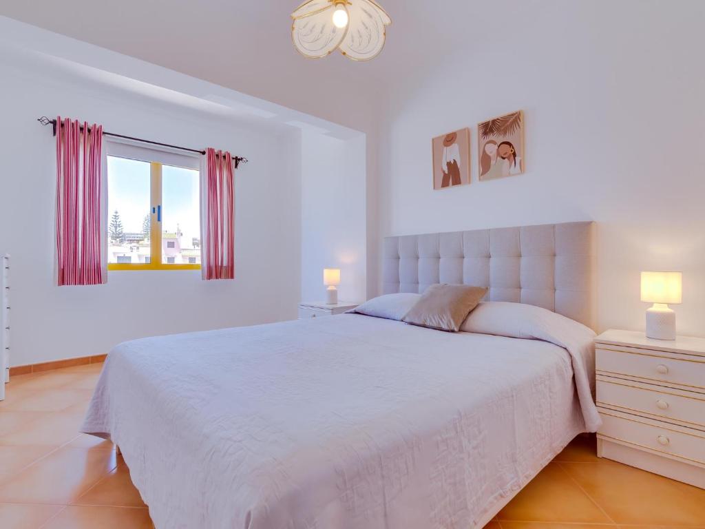 奎特里拉AL - Apartamento Quinta do Romão的白色的卧室设有一张大床和一个窗户