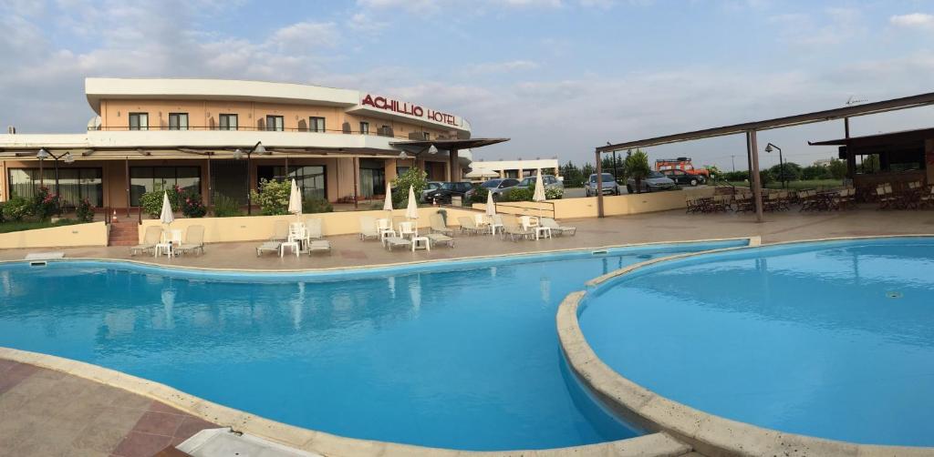 科莫蒂尼阿奇里奥酒店的酒店前方的大型游泳池