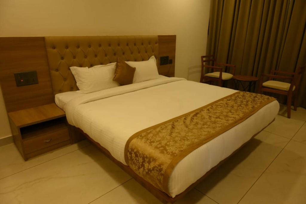 昆达普拉SHRREYAS INN的一张大床,位于酒店客房内,
