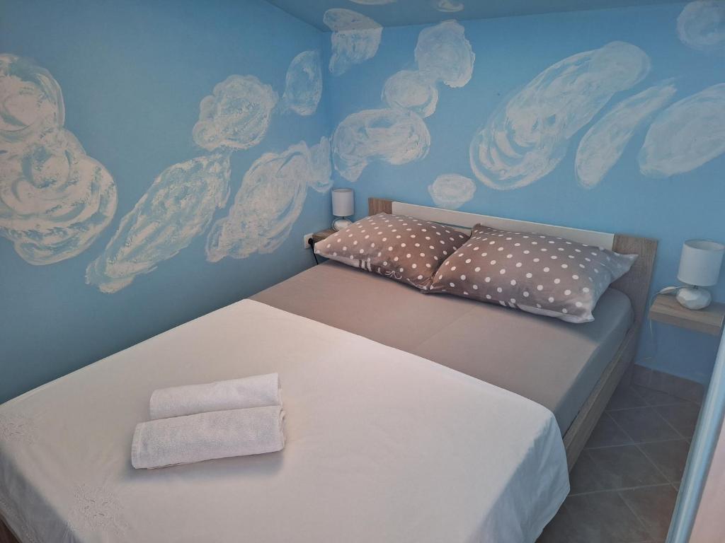 卡斯特罗诺维Mila的墙上涂有云彩的房间的一张床位