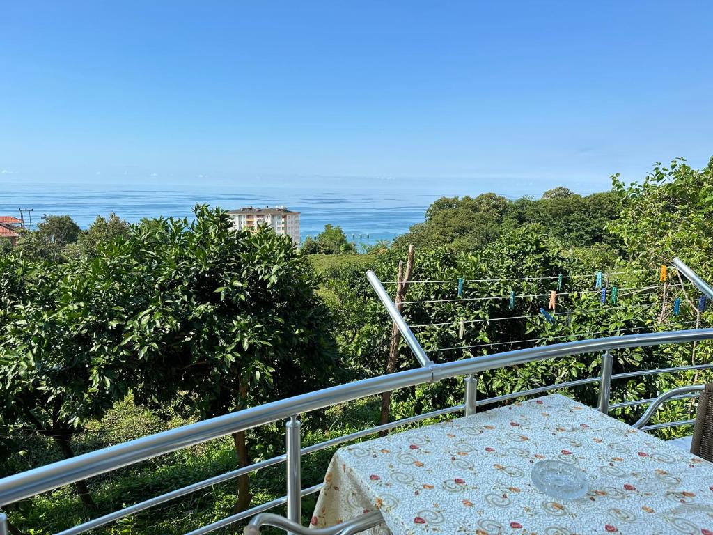 PazarDelpina APART - Doğa içinde deniz manzaralı的阳台的桌子,背靠大海
