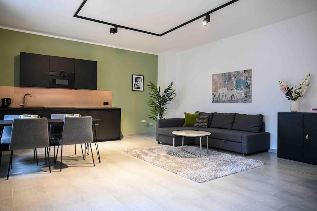 柏林Moderne Wohnung in Ruhiger Umgebung nahe Messe的客厅配有沙发和桌子
