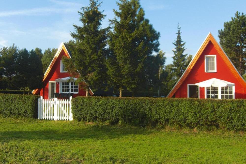 QuilitzFerienhaus Chrissi, Rankwitz, Quilitz的前面有白色围栏的红色房子