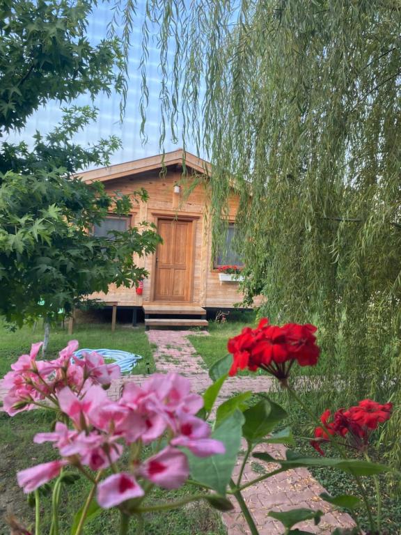 费特希耶İnlice Ünzile Bungalow İNLİCE KAMP的前面有红花的木房子