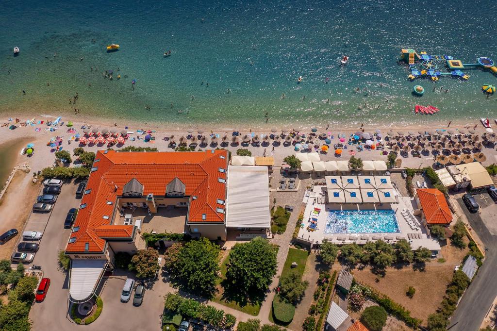 巴斯卡Hotel Dobrovit ex Tamaris的一群人从空中欣赏海滩