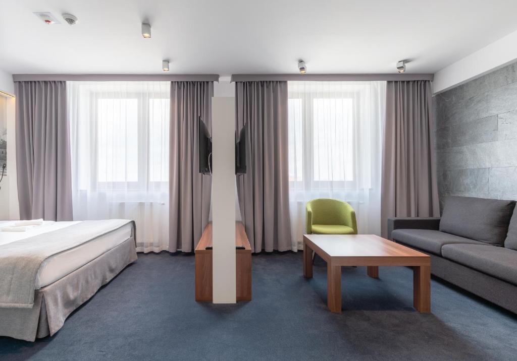 弗罗茨瓦夫特尔米诺酒店的酒店客房,配有床和沙发