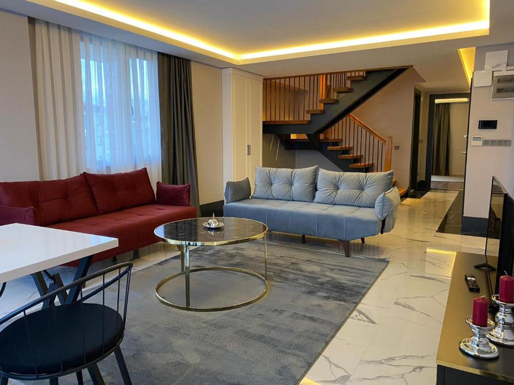 萨姆松B&C Luxury Residence的客厅配有沙发和桌子
