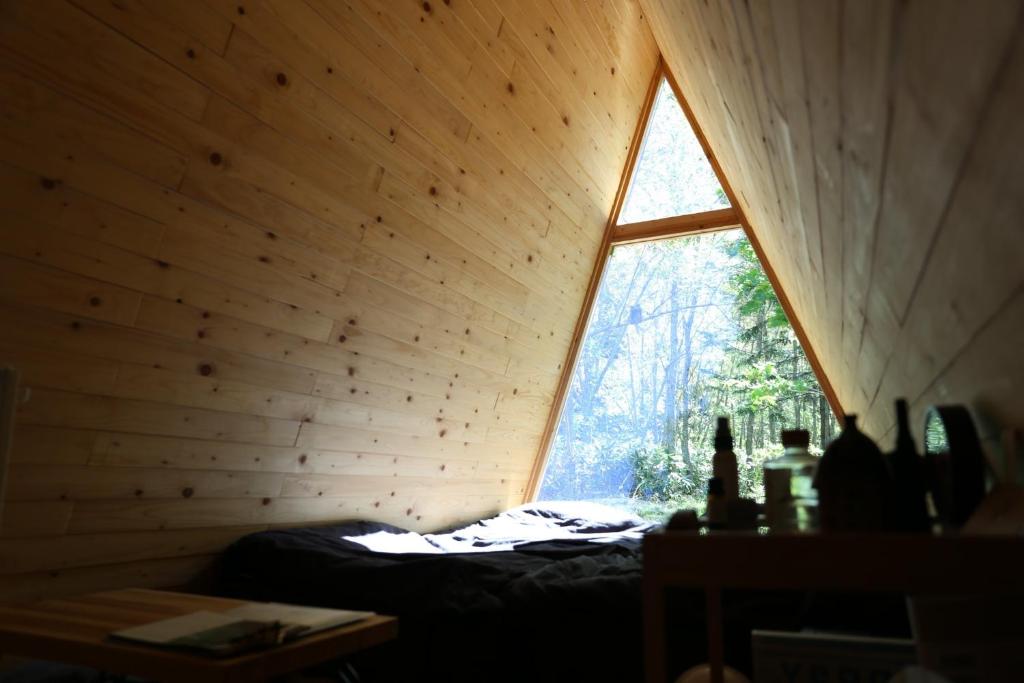 ShimokawaA-frame cabin iwor - Vacation STAY 36172v的木墙内的一个窗口