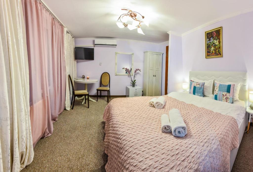 德瓦Noblesse House Deva的一间卧室配有一张床,上面有两条毛巾