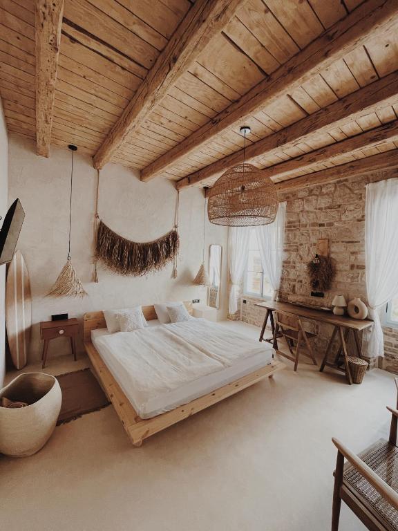 维斯LISSA home的一间卧室设有一张大床和木制天花板