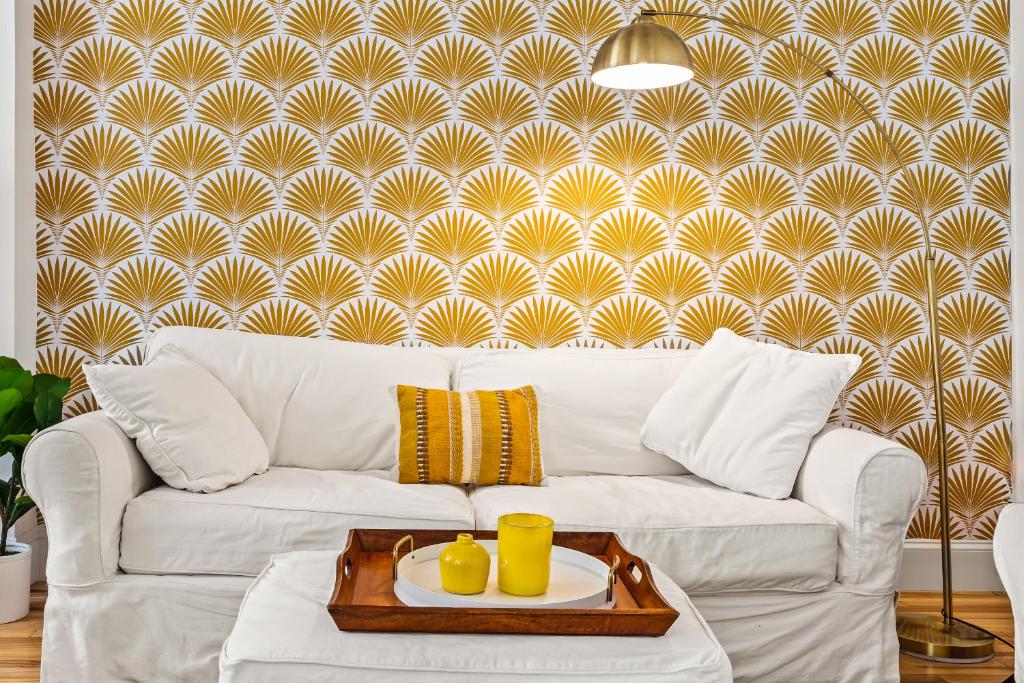 圣奥古斯丁Casa Lovett - Tropical Bungalow的客厅配有白色沙发和墙壁