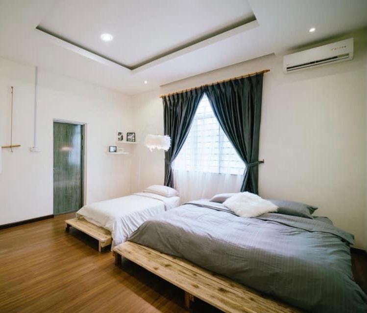 仙本那一间民宿 A Homestay的一间卧室设有两张床和窗户。