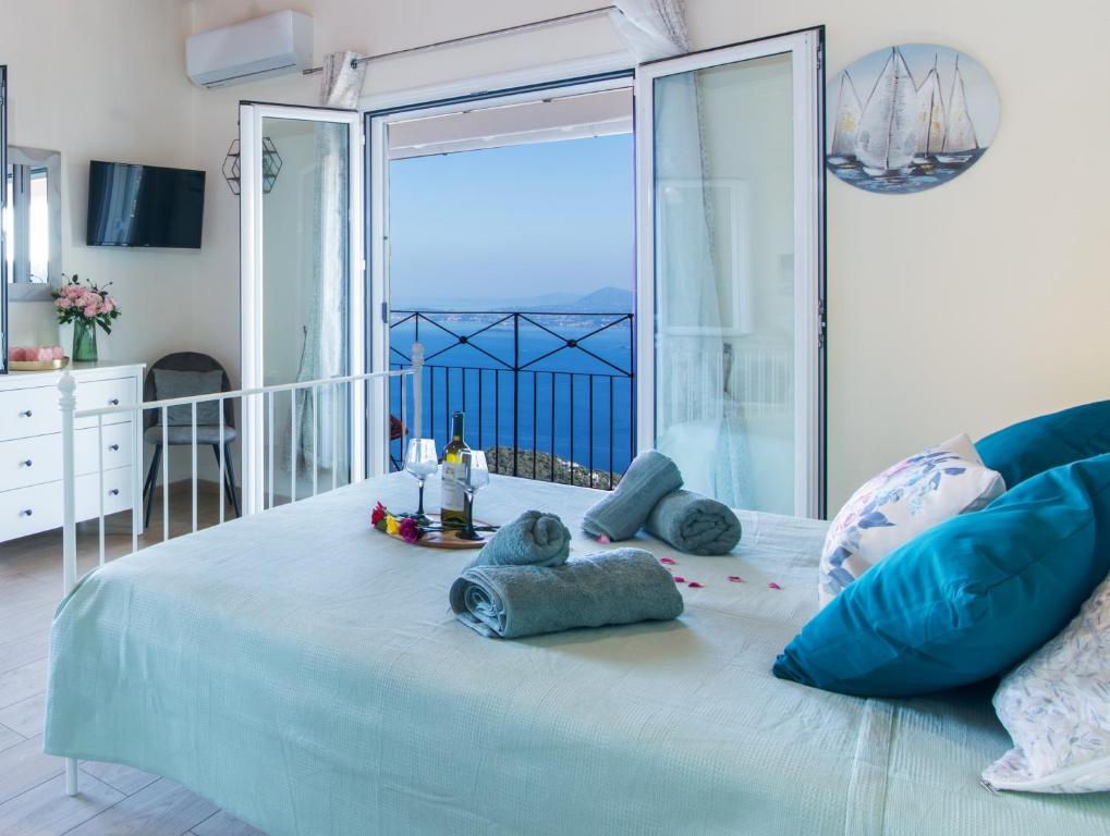 SpartýlasCorfu sight Blue的一间卧室设有一张床,享有海景