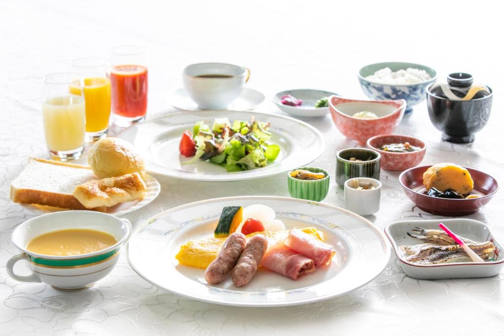 名古屋名古屋久屋舞吴竹酒店的餐桌上摆放着食物和饮料