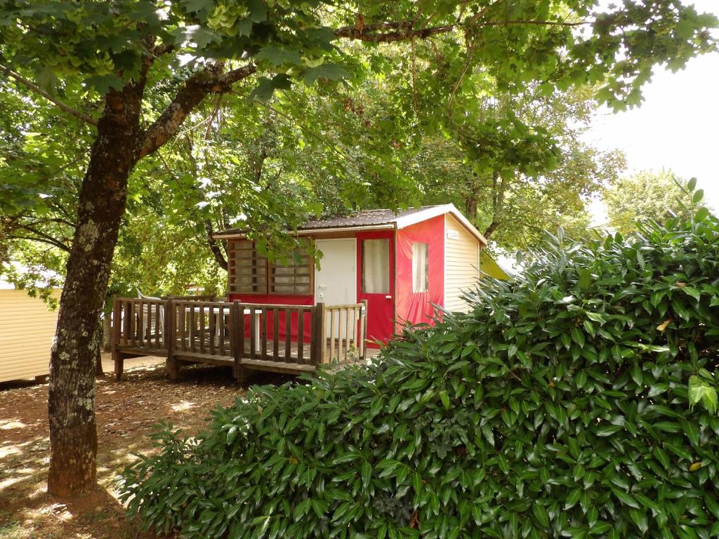 利梅伊THITOME的树林中的一个红色和白色的小小屋