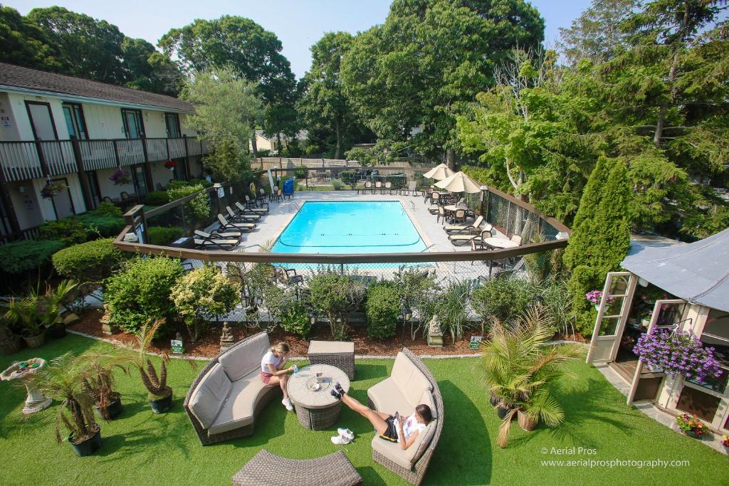 蒙托克肯尼蒂珀雷酒店的享有庭院游泳池的顶部景色
