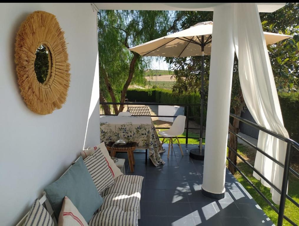 巴达霍斯La Zagala的一个带桌子和遮阳伞的庭院