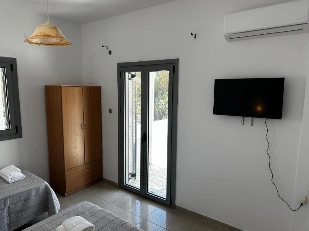 弗通Santorini Style Rooms的客厅设有壁挂式平面电视。