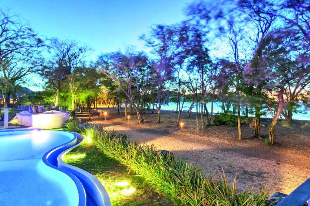 CulebraCC Beach Front Papagayo All Inclusive的公园旁的游泳池