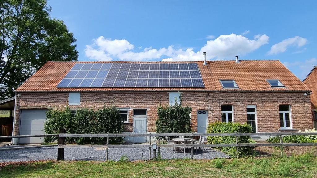 赫罗本东克Boshovense Velden的屋顶上设有太阳能电池板的房子