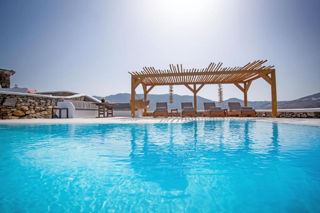 法蒂亚Villa Surfland的一个带凉亭和蓝色海水的游泳池