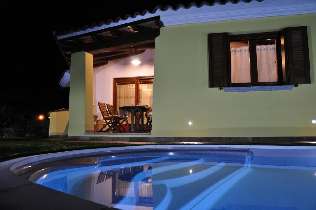塔瑙内拉Villa Nadia的夜间在房子前面的游泳池
