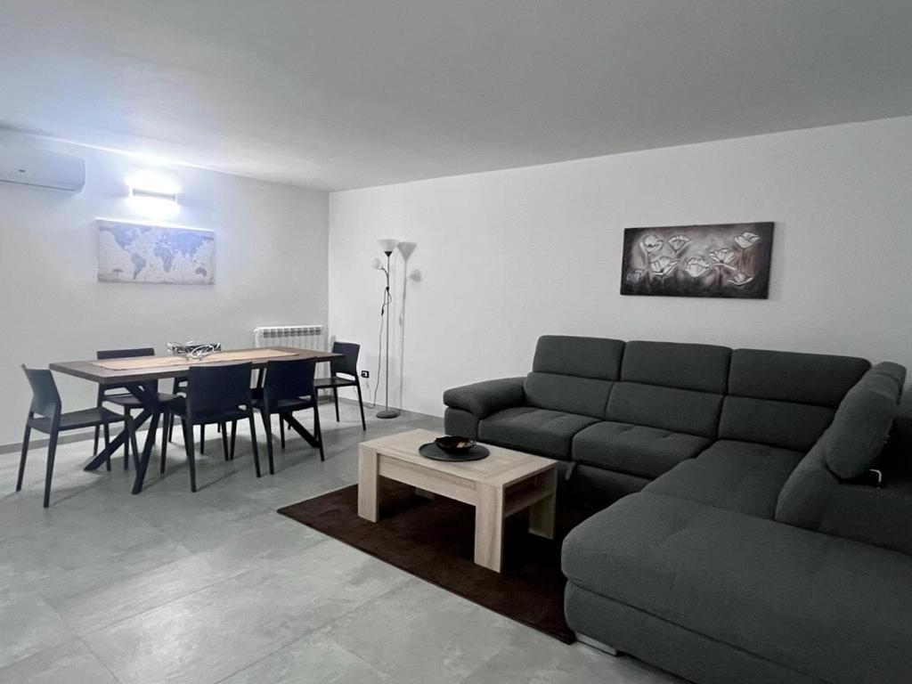 科森扎Casa Dei Cavalieri的客厅配有沙发和桌子