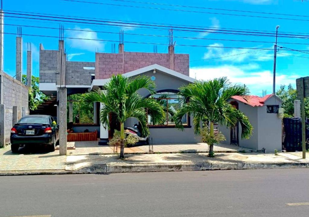 巴克里索莫雷诺港Tropical Paradise, Galápagos的棕榈树屋前的停车场