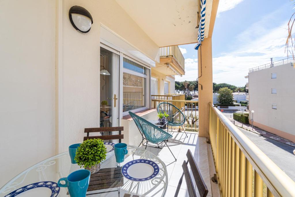 坎布里尔斯Coastal Paradise & Cozy Home with a 150m from the Beach!的阳台配有桌椅和时钟。