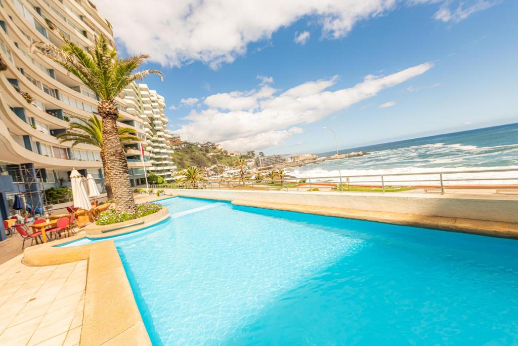 维纳德马Oceana Suites Eurovista的海滩旁的游泳池以及大楼