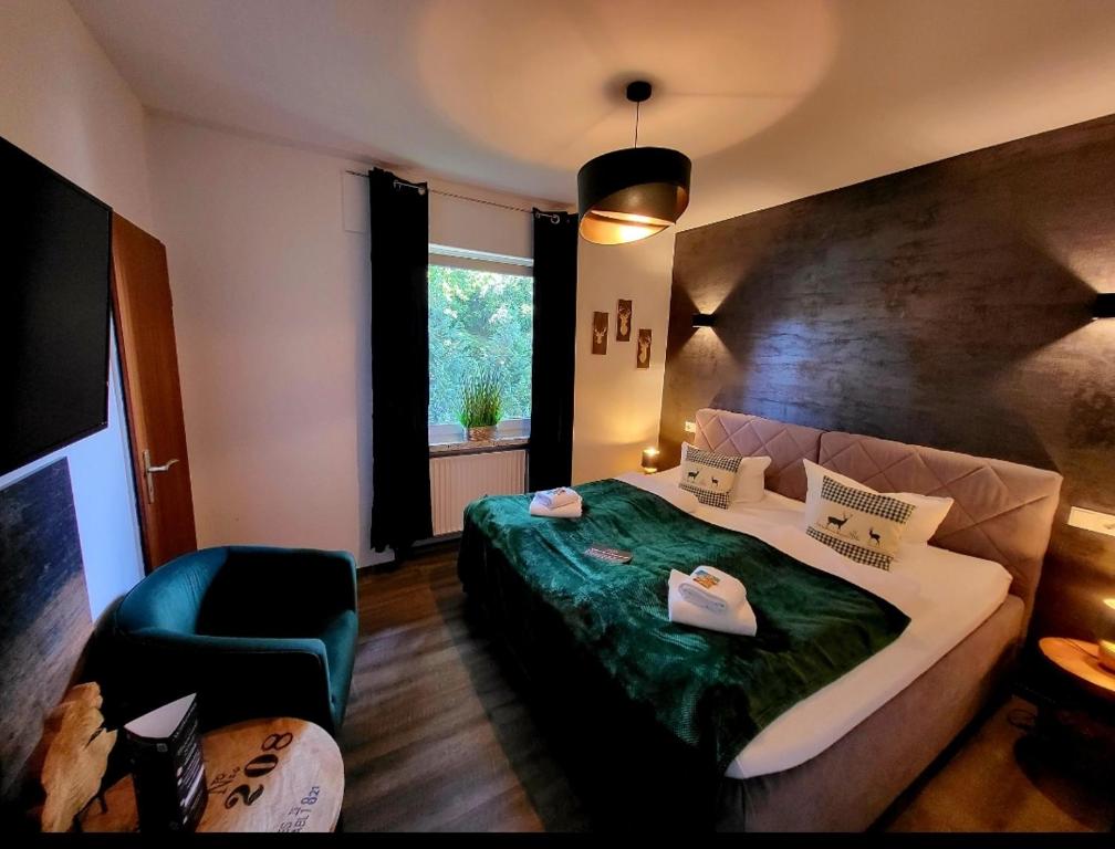 施塔德Hotel Schwedenkrone的配有一张床和一把椅子的酒店客房
