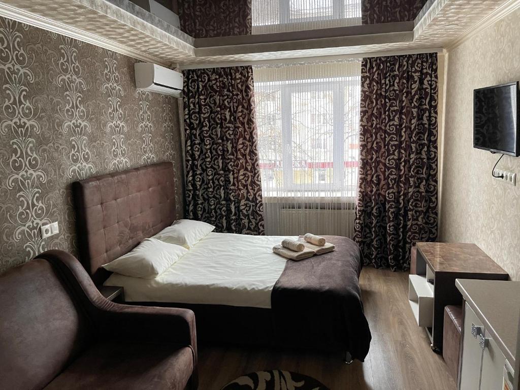 罗夫诺Nirvana的一间小卧室,配有一张床和一把椅子