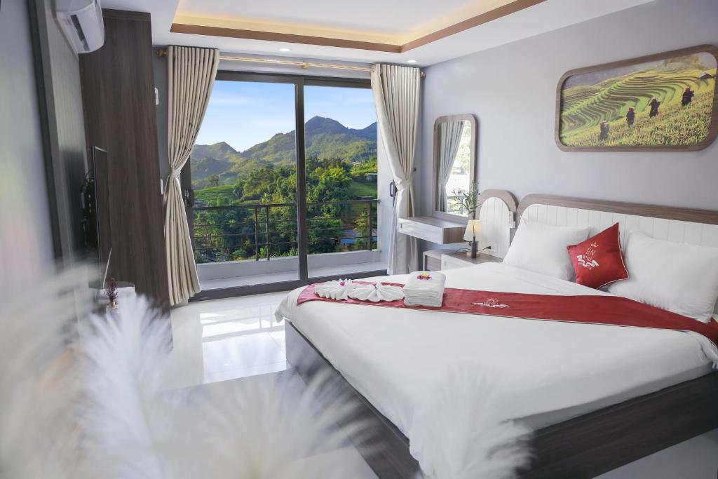 萨帕En Hotel Sapa的一间卧室设有一张床和一个大窗户