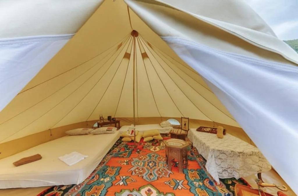 巴尔White Scale Agroturizmo的一个带两张床和地毯的大型帐篷