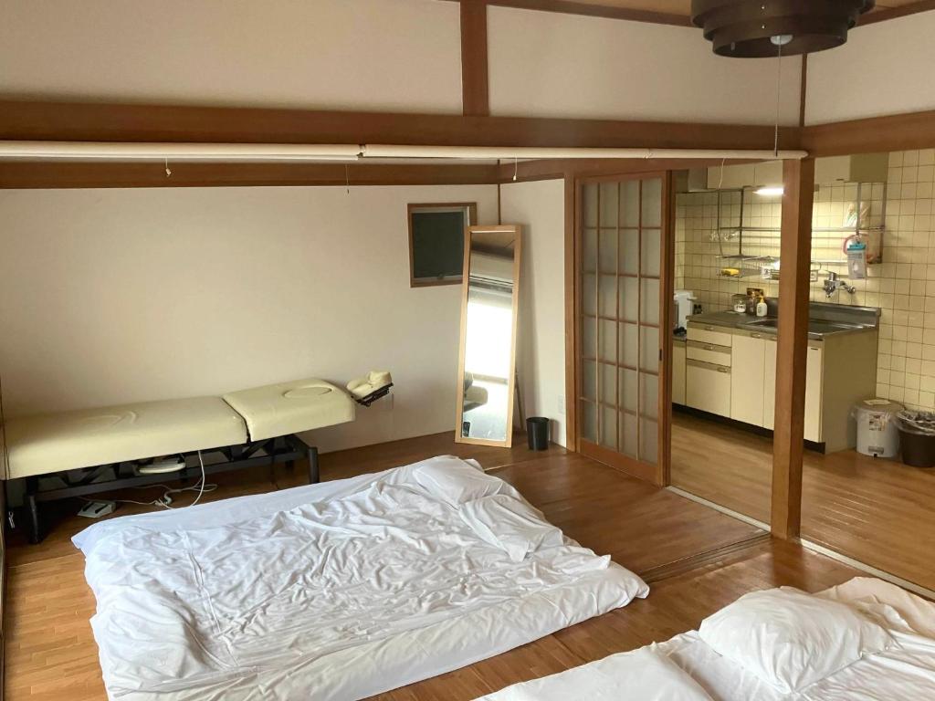 广岛Nishimoto Building - Vacation STAY 93789v的带2张床的客房,带厨房