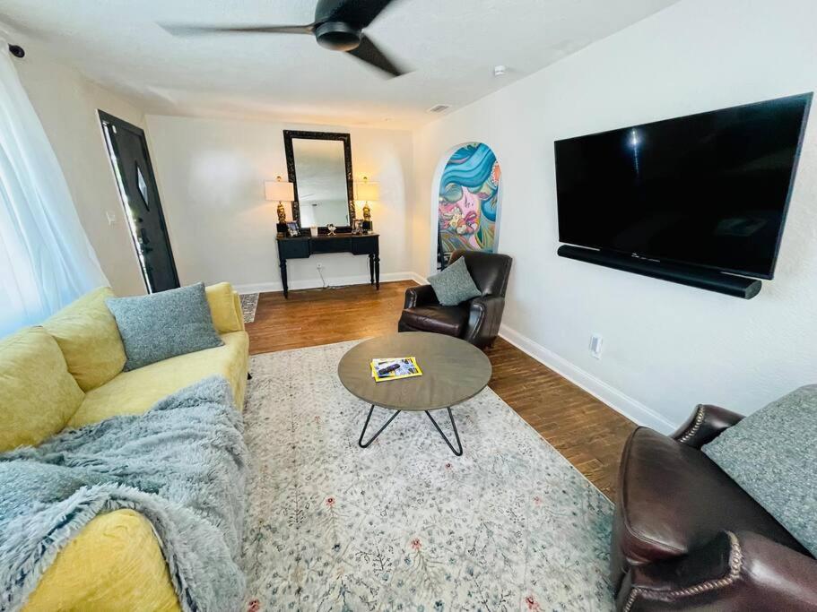 坦帕Luxury - Pet Friendly, Farmhouse Bungalow DT Tampa的带沙发和平面电视的客厅