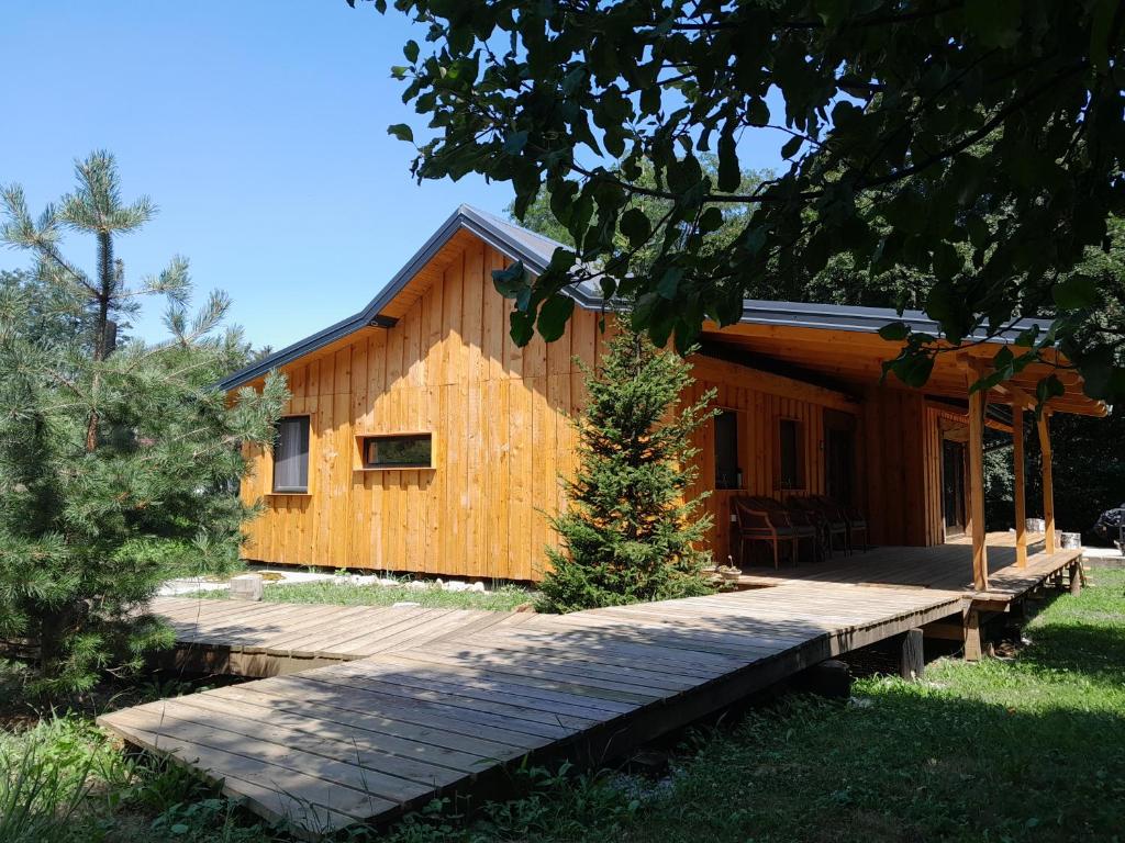 Sremska KamenicaNica Wood的小木屋前方设有木制人行道