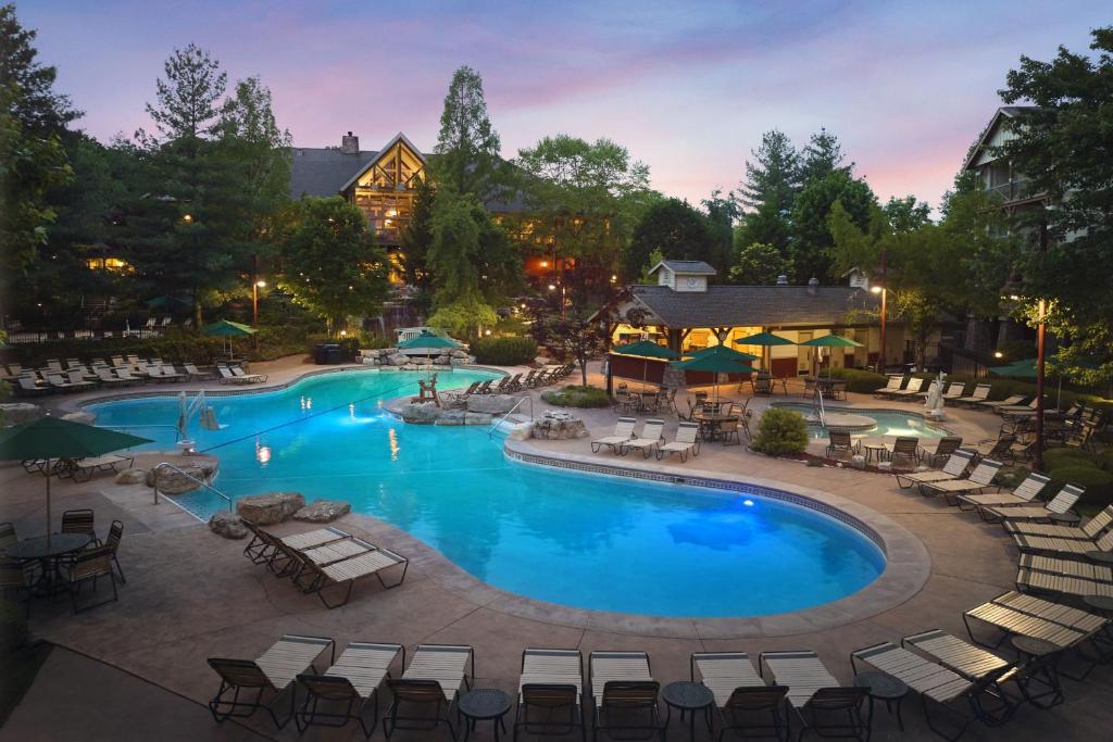布兰森万豪威洛瑞吉别墅酒店的一个带桌椅的室外游泳池,一个度假村