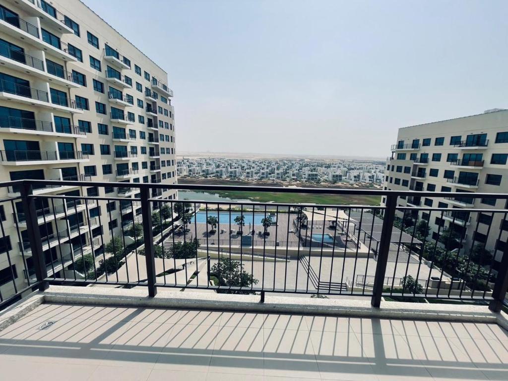 迪拜Emaar South - Two Bedroom Apartment with Pool and Golf Course View的市景阳台