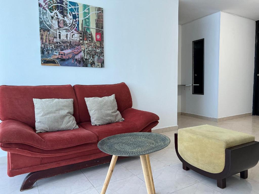 巴耶杜帕尔Apartamento Cerca Al centro的客厅配有红色的沙发和桌子
