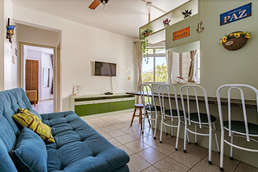 弗洛里亚诺波利斯Apto a 30 metros do mar em Canasvieiras CBE105的客厅配有蓝色的沙发和桌子